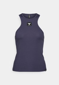 Camiseta sin mangas de color púrpura oscuro, con textura acanalada y el logo de Project Rock en el pecho, así como el logo de Under Armour en el dobladillo inferior.