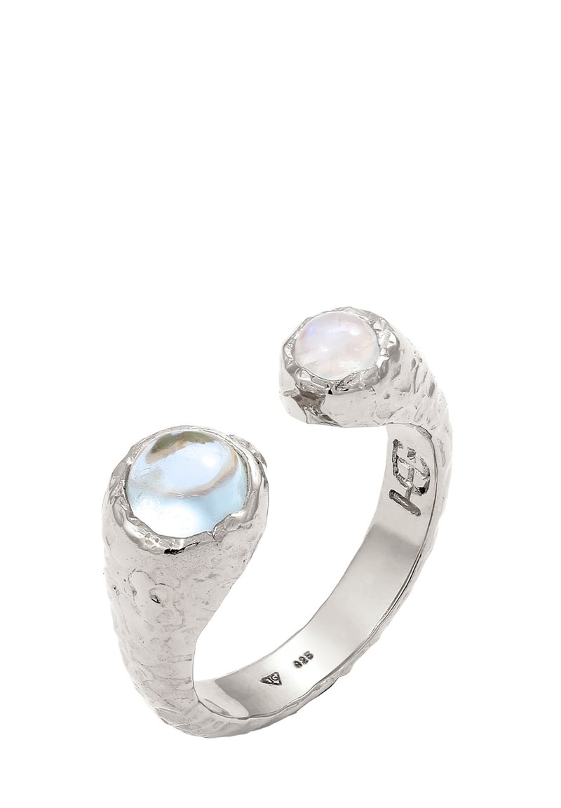 Söljering med en strukturerad band, med två iriserande stenar—en blå och en vit—inställda i unika, organiska infattningar.