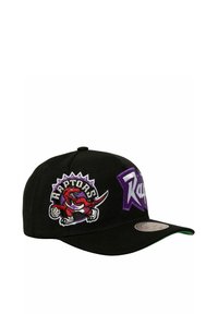 Schwarze Kappe mit gebogenem Schild, versehen mit gesticktem Toronto Raptors-Logo in Rot und Weiß sowie lila Schriftzug. Grüne Unterkante.