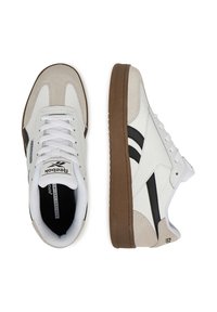 Białe sneakersy z materiału zamszowego i skórzanego, niskoprofilowy design, brązowa gumowa podeszwa, czarne akcenty i białe sznurówki. Logo Reebok na języku.