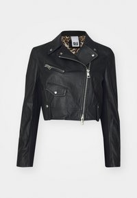Veste en cuir noire cropped avec fermeture éclair à l'avant, deux poches zippées et doublure en imprimé léopard. Présente un design classique de moto.