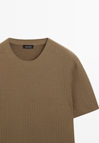 Brun kortærmet ribstrikket sweater med rund halsudskæring og synligt Massimo Dutti-mærke indeni kraven.