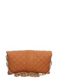 Clutch in pelle tan trapuntata con una tracolla in catena dorata, dotata di un pannello centrale liscio e cuciture a contrasto sulla superficie.