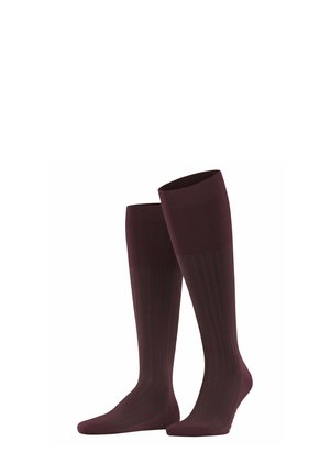 Calze al ginocchio in bordeaux con strisce verticali verde scuro. Presentano un bordo superiore a coste e una consistenza liscia e elastica.