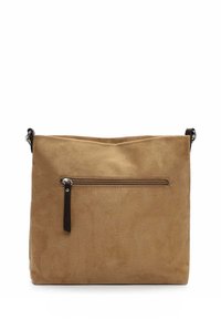 Sac bandoulière en daim fauve avec une poche zippée à l'avant et des accents de bandoulière en cuir noir sur fond blanc.