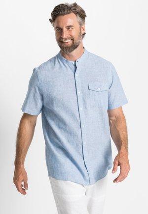 Camicia azzurra a maniche corte realizzata in tessuto strutturato, con colletto alla mandarino, chiusura con bottoni frontalmente e una tasca sul petto.