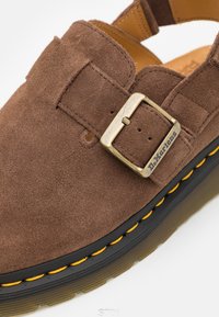 Dr. Martens JORGE II UNISEX - Iešļūcenes - dark brown