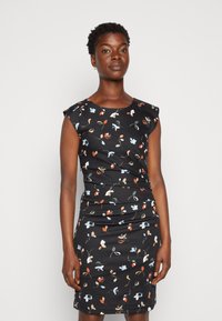 Vestido preto com padrão floral, apresentando mangas curtas, corte ajustado e detalhes franzidos, adornado com pequenas flores e folhas coloridas.