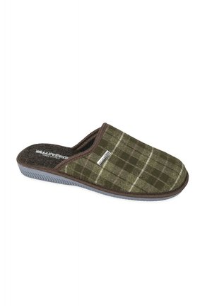 Pantofole a quadri verdi con tomaia in tessuto morbido, soletta imbottita e suola in gomma. Presentano un bordo marrone e un piccolo logo.