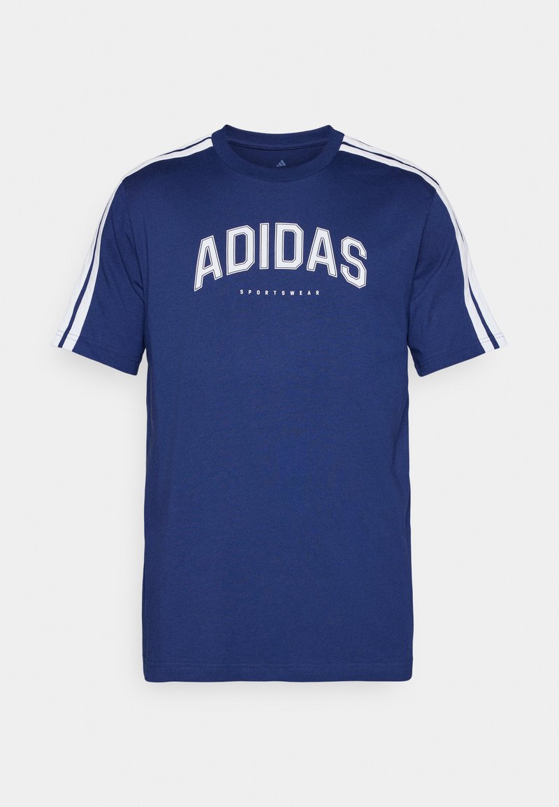 Camiseta de algodón azul marino con el logo blanco de "ADIDAS" y el texto "SPORTSWEAR", con rayas blancas en los hombros y el cuello redondo.