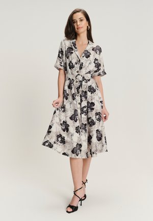 - Sukienka koszulowa