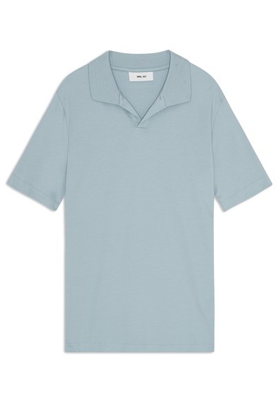 Ljusblå polo t-shirt med en tvåknapps krage, korta ärmar och en texturerad krage i en mjuk bomullsmix. Ren, minimalistisk design.