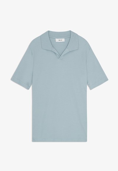 Sinih polo paita, kusukondiga kahte nupu, lühikeste varrukatega ja pehme puuvillase segu tekstuuriga kraega. Puhtad, minimalistlikud jooned.