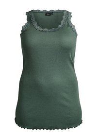 Grünes, geripptes Tanktop mit gewelltem Spitzenbesatz entlang des Ausschnitts und der Armlöcher. Eng anliegende Form, weiche Textur und geschwungener Saum.