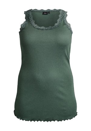 Grünes, geripptes Tanktop mit gewelltem Spitzenbesatz entlang des Ausschnitts und der Armlöcher. Eng anliegende Form, weiche Textur und geschwungener Saum.
