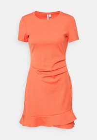 Vestido de manga corta en coral brillante, hecho de suave tejido acanalado. Cuerpo ajustado con un dobladillo acampanado, que presenta un escote redondo.