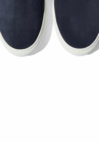 Marineblaue Wildlederslipper mit weißen Gummisohlen, die eine glatte Textur und ein minimalistisches Design aufweisen, geeignet für legere Anlässe.