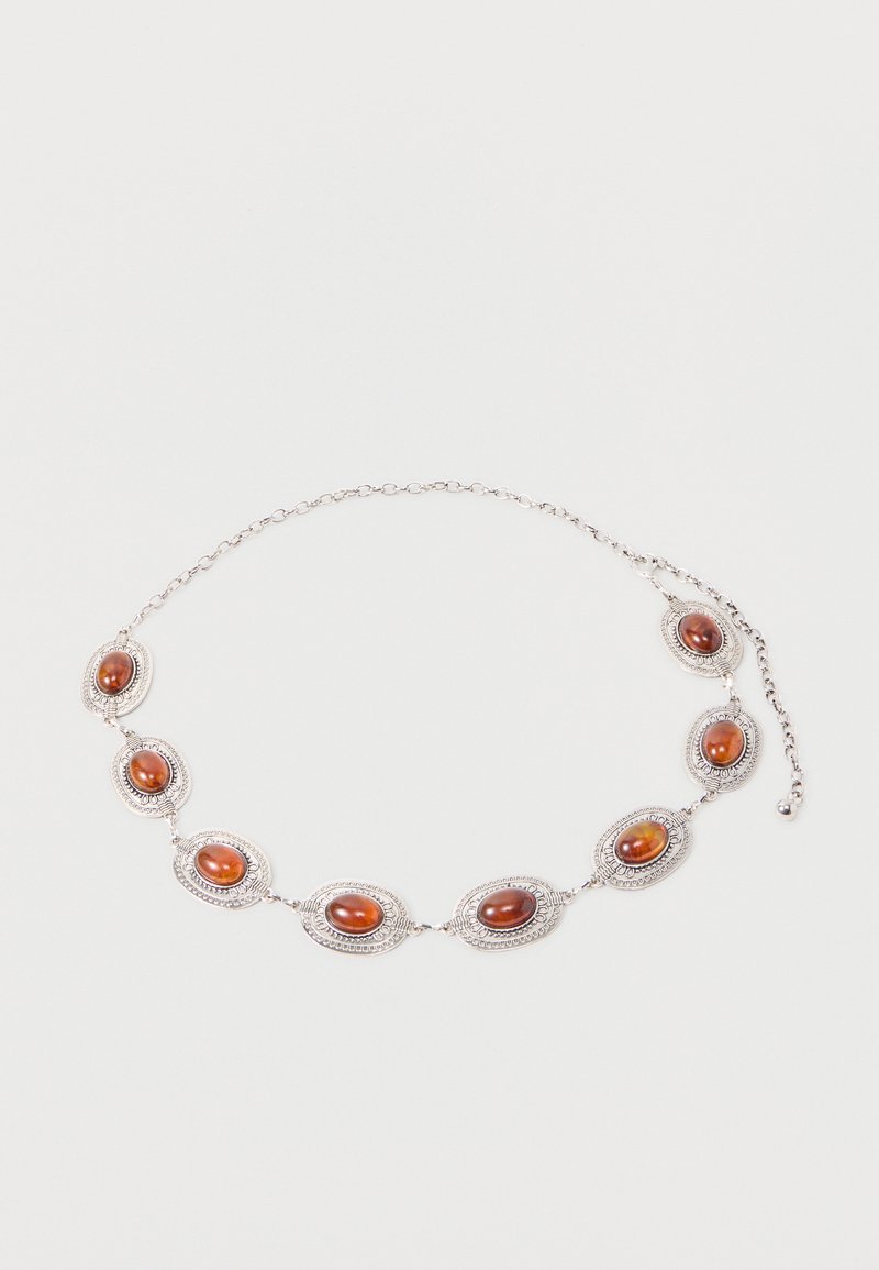 Ασημένιο κολιέ με αλυσίδα που διαθέτει οκτώ οβάλ κεχριμπαρένιες πέτρες, τοποθετημένες σε περίτεχνες ασημένιες βάσεις, διατεταγμένες ομοιόμορφα κατά μήκος της αλυσίδας με ρυθμιζόμενο κούμπωμα.