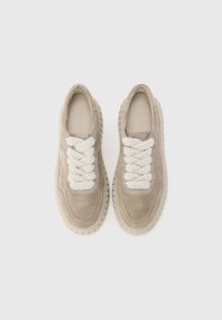 Baskets en suédine beige avec de larges lacets blancs, bout rond, semelle intermédiaire texturée et semelle extérieure en caoutchouc cranté pour une bonne adhérence.