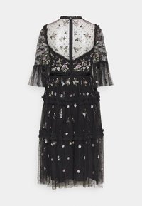 Robe noire avec broderie florale, volants à étages et manches transparentes. Dotée d'une fermeture éclair au dos et d'un col montant, mettant en valeur des détails sophistiqués.