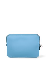 Borsa a pochette rettangolare, di colore azzurro chiaro, con una texture liscia e cerniera argentata, esposta su uno sfondo bianco. Nessun manico o decorazione visibile.