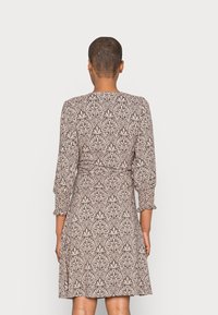 Vestido estampado con mangas tres cuartos. Diseño floral intrincado en negro y beige, cuerpo ajustado, falda acampanada y escote redondo.