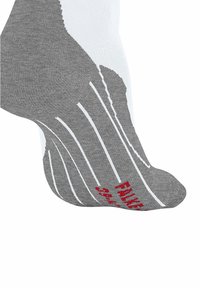 FALKE RU4 SHORT RUNNING MEDIUM CUSHIONING - Calcetines de deporte - white