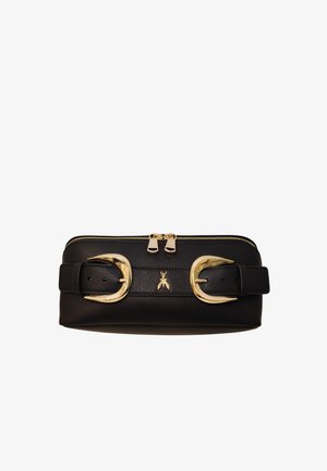 Bustina rettangolare in pelle nera con doppie fibbie e cerniere dorate, con un piccolo emblema dorato a forma di insetto al centro tra le fibbie.