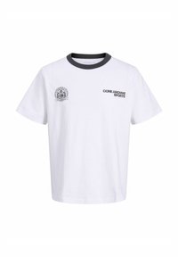 Λευκό κοντομάνικο T-shirt με μαύρο στρογγυλό γιακά, κείμενο "CORE ARCHIVE SPORTS" στο δεξί στήθος και στρογγυλό έμβλημα με κείμενο στο αριστερό στήθος.