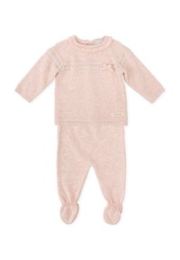 Ensemble tricoté rose comprenant un haut à manches longues avec un col à volants et un petit nœud en détail, accompagné d'un pantalon assorti avec pieds.