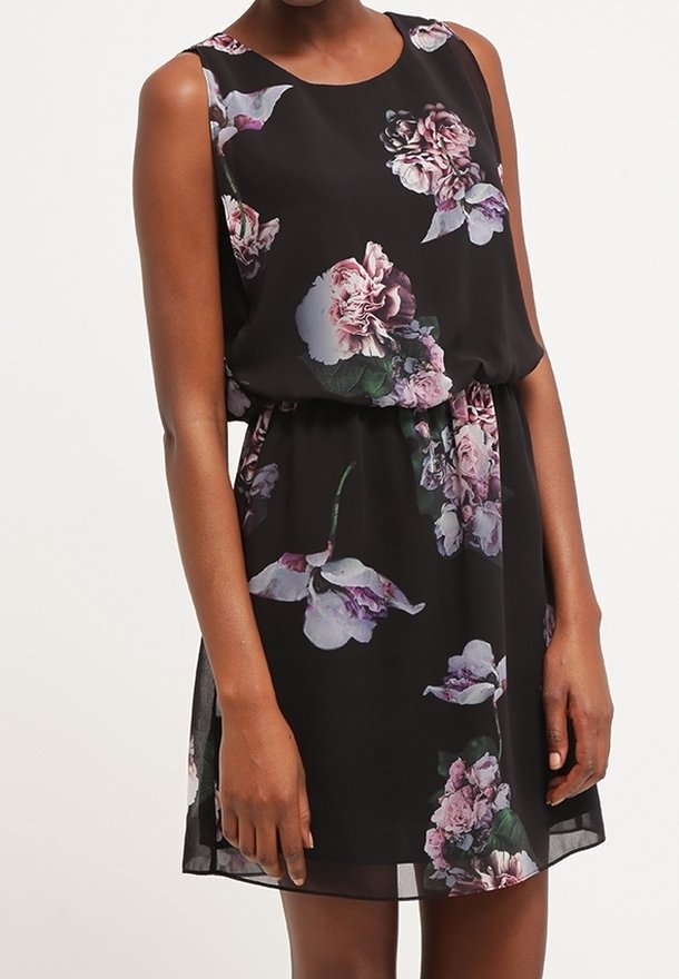 Robe noire à fleurs avec une coupe ample, sans manches et taille élastique. Présente des motifs de fleurs roses et violettes sur un tissu transparent.