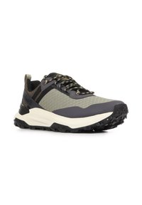 Chaussure de sport grise et noire avec une semelle blanche épaisse et des lacets à motifs, vue de côté sur fond blanc.