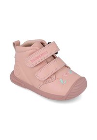 Zapato para niño pequeño de color rosa claro, hecho de cuero, con dos correas de velcro, pájaros azules decorativos y una suela de goma texturada.