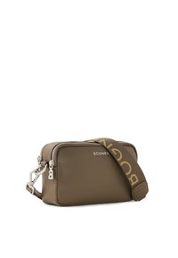 Brun læder crossbody taske med rektangulær form, sølvhardware, lynlås lukning og en logo-rem med guld bogstaver.