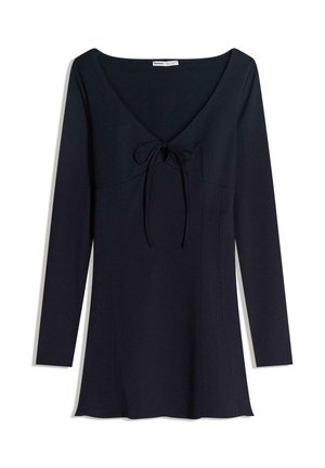 Marineblå langærmet top med bred V-hals og en detaljeret knude foran, lavet af blødt stof med subtile syninger langs sømmene.