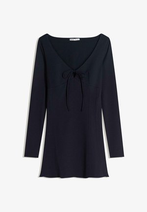 Mornarska majica s dugim rukavima i širokim V-izrezom, s detaljem vezivanja sprijeda, izrađena od mekog materijala s suptilnim šavovima duž rubova.