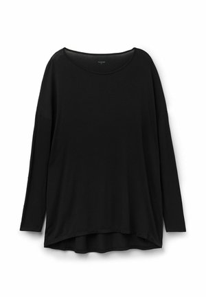 Blusa negra de manga larga hecha de tela suave, con un escote redondeado, ajuste relajado y dobladillo asimétrico con aberturas laterales.