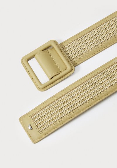 Woven fabricowy pasek w jasnym żółtym kolorze z gładką skórzaną klamrą. Posiada teksturowaną środkową część i kontrastujące krawędzie.