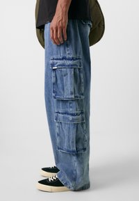 Don't Waste Culture TAKEDA UNISEX - Darba apģērba stila džinsi - bright blue