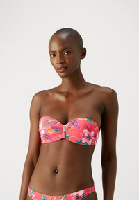 Rózsaszín virágmintás bandeau bikini felsőrész sima textúrával; díszes elülső csomóval és élénk trópusi mintázattal rendelkezik.