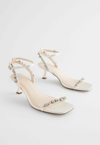 Next FOREVER COMFORT WEDDING EMBELLISHED LOW HEEL BRIDAL  - REGULAR FIT - Sandaalit nilkkaremmillä - ivory