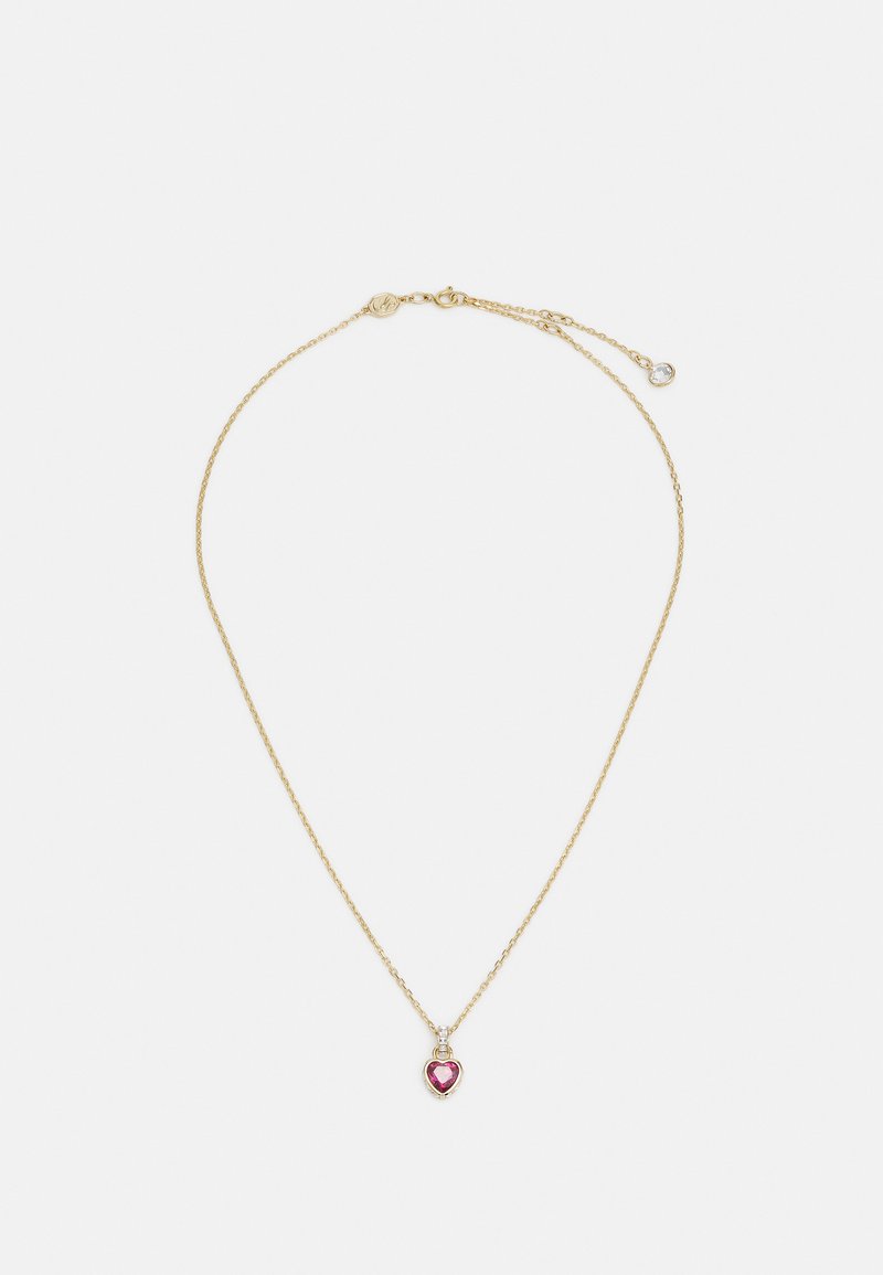 Collier en chaîne dorée avec un pendentif en forme de cœur agrémenté d'une pierre précieuse rose et d'un petit accent transparent. Design délicat avec une finition texturée.