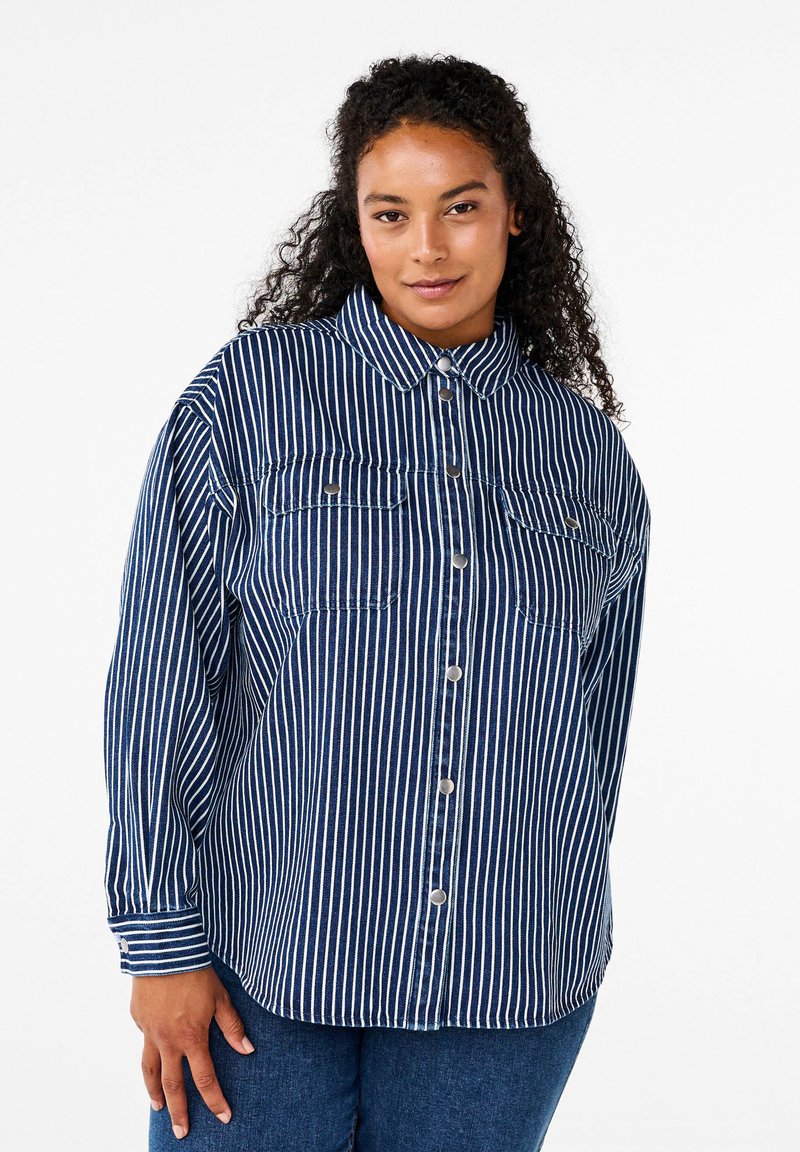 Camicia a righe blu e bianche con colletto, due tasche frontali e maniche lunghe, realizzata in tessuto di cotone texturizzato.