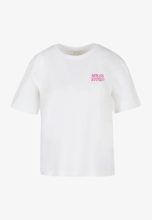 Weißes Baumwoll-T-Shirt mit bequemer Passform, kurzen Ärmeln und einem pinken Grafikdruck auf der linken Brust. Der Text lautet "CITIZEN PSYCHO."
