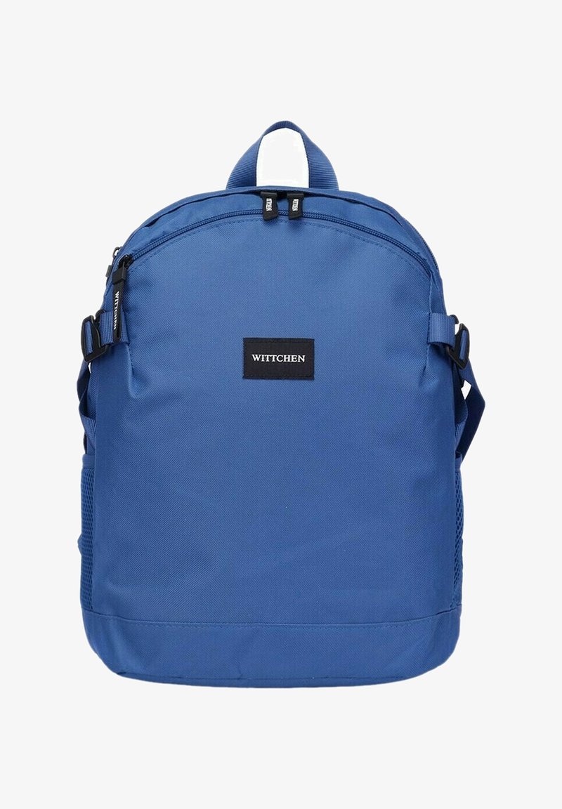 Zaino in tessuto blu con forma arrotondata, caratterizzato da una tasca frontale con zip, spallacci regolabili e un'etichetta del marchio nera.