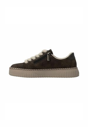 Zapatilla baja de ante marrón con suela gruesa beige, cordones cremosos y borrosos, y cremallera lateral sobre fondo blanco.
