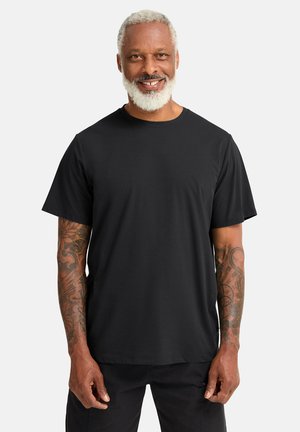 Maglietta nera con scollo tondo e maniche corte, realizzata in tessuto morbido. Vestibilità comoda, con una texture liscia e un design minimale.