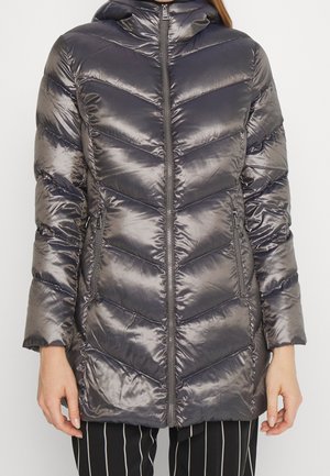 Chaqueta acolchada brillante de color gris oscuro con patrón acolchado diagonal, cremallera frontal, bolsillos laterales con cremallera y cuello ligeramente acolchado, usada por una persona.