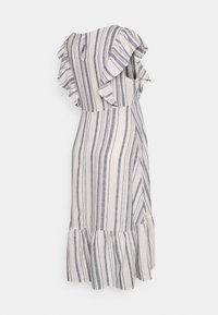 Vestido listrado em creme e azul marinho, com mangas de babados, barra larga e corpete justo com um detalhe de abertura nas costas.