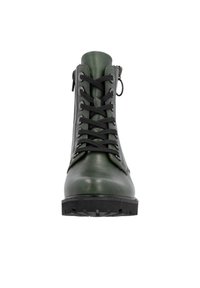Bottine en cuir vert avec des lacets noirs, un bout rond et une semelle texturée. Elle présente une fermeture éclair et un détail en boucle au col.